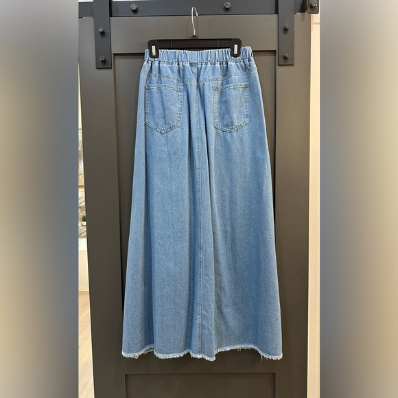 Vintage Frayed hem A Line Maxi denim skirt. Small. Denim blue. - Picture 2 of 6